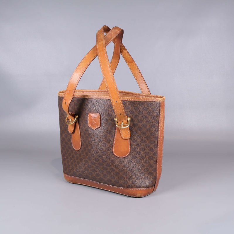 Framsida av brun toteväska med läderhandtag