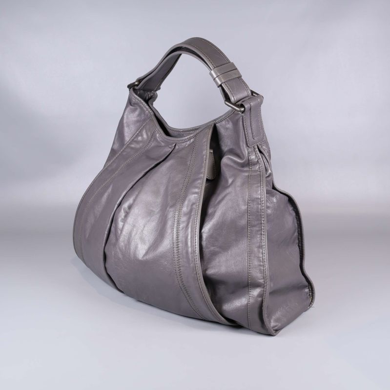 Stor grå väska i läder från Kenneth Cole sedd snett framifrån