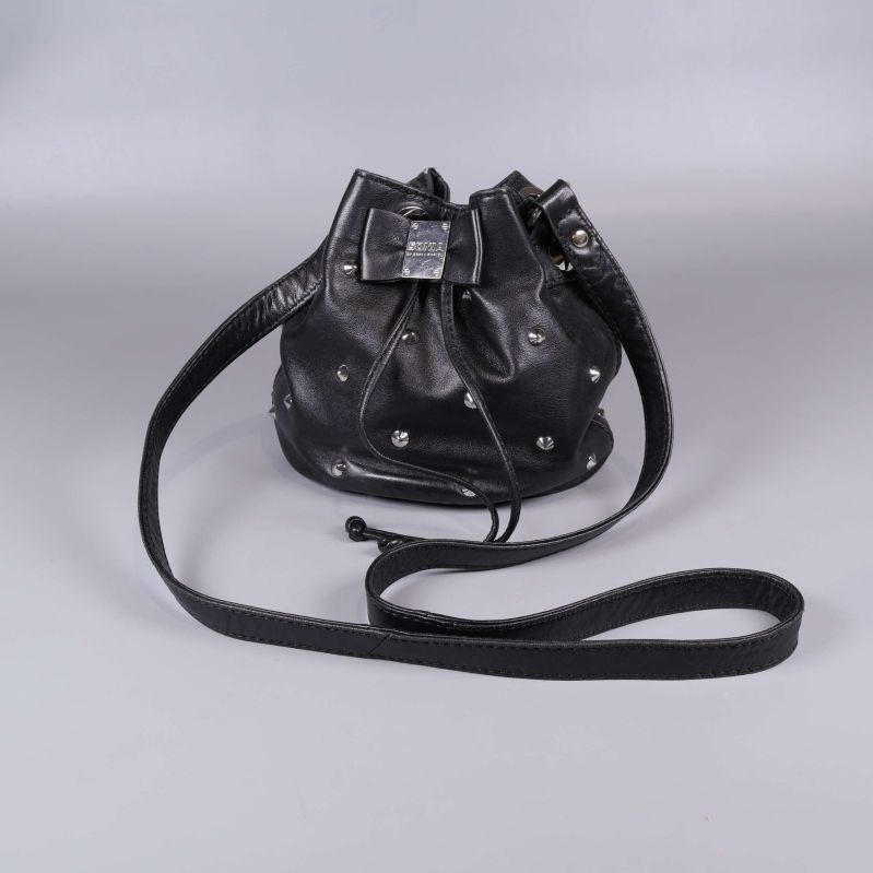 Svart bucket bag med nitar och lång axelrem 