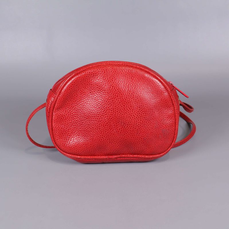 Baksida på röd axelremsväska i strukturmaterial