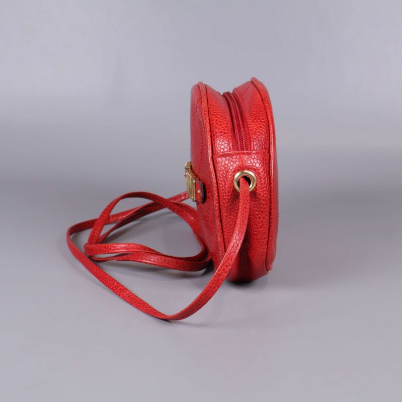 Sidan av rund röd Moschino-väska med dragkedja