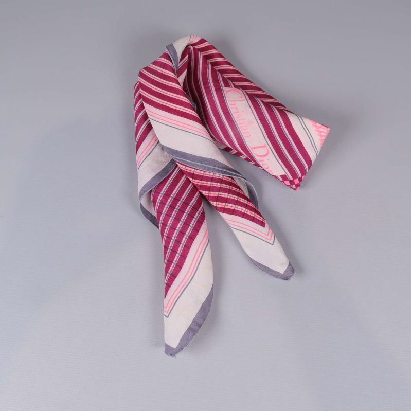 Rosa och röd scarf liggande 