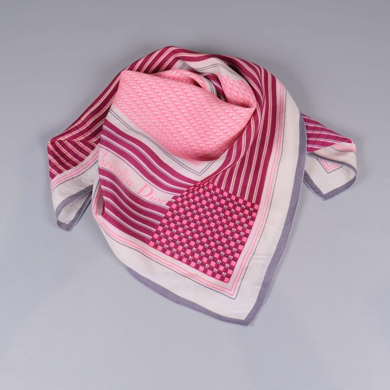 Scarf vikt till trekant med grafiskt mönster
