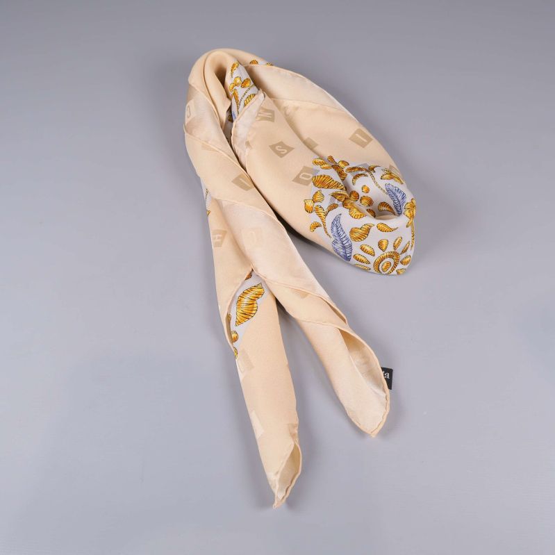 Beige scarf med gul-blå blomdetaljer hopvikt