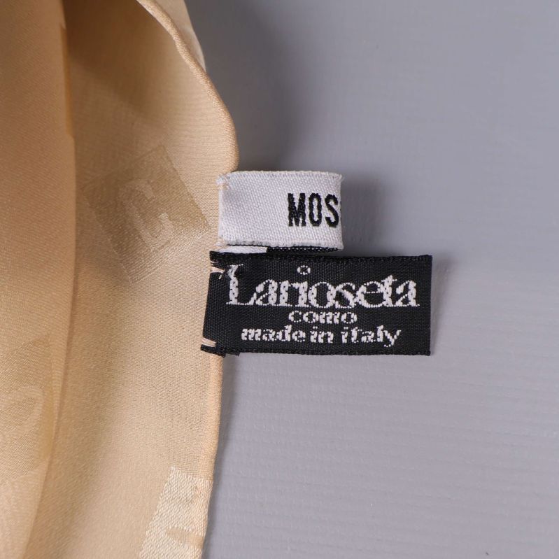 Närbild på etikett från Larioseta Como made in Italy