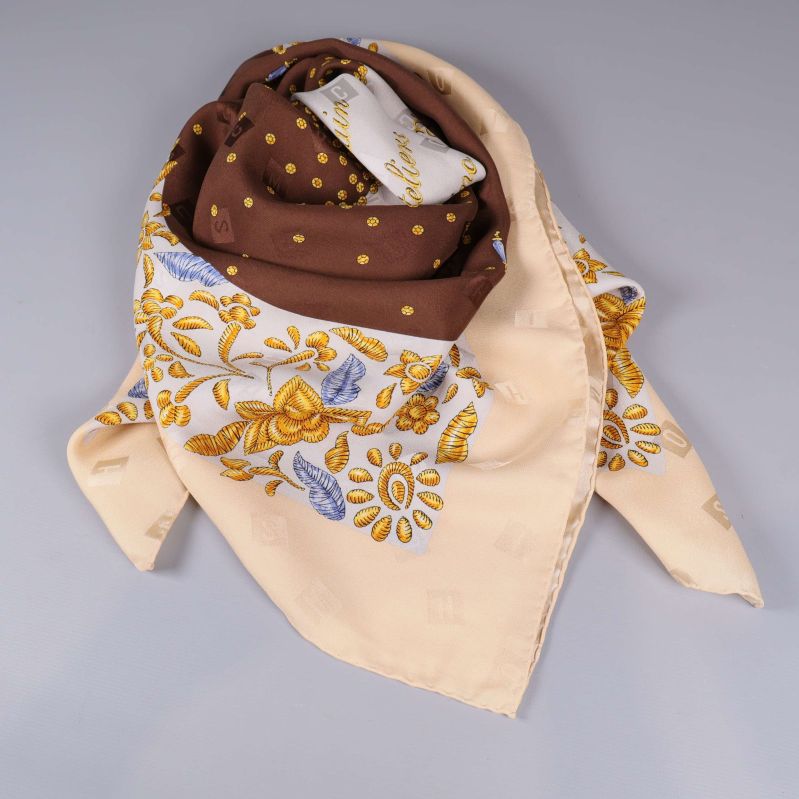 Scarfen vikad med blommönstrat hörn och brun kant