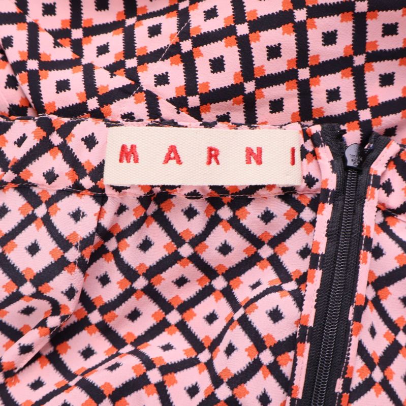 Närbild på MARNI logotyp och dragkedja