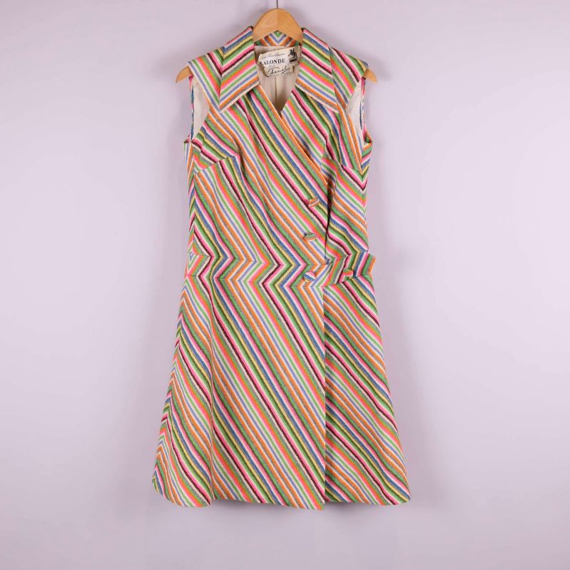 Ärmlös klänning med diagonalt randigt mönster 