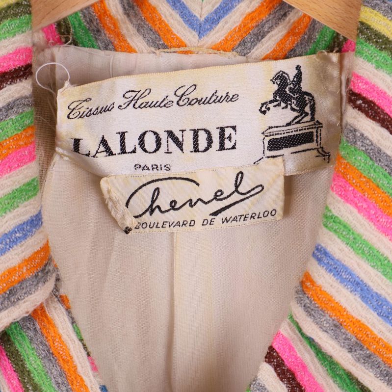 Närbild på etikett med texten Lalonde Paris inuti klänningen