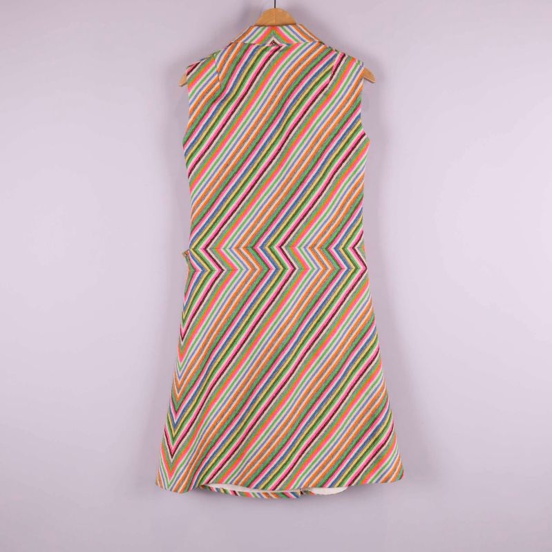 Baksida av flerfärgad klänning med diagonala ränder