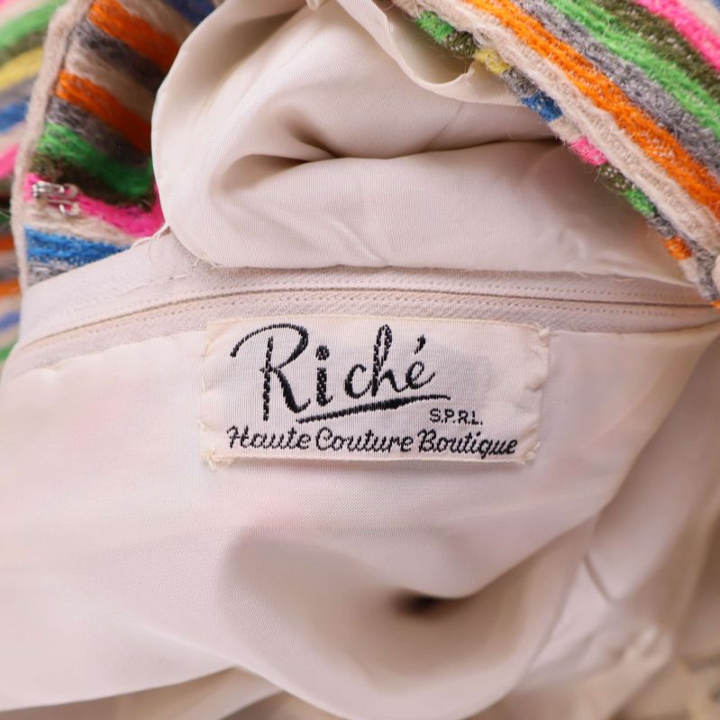 Närbild på etikett med texten Riché Haute Couture Boutique i klänningen