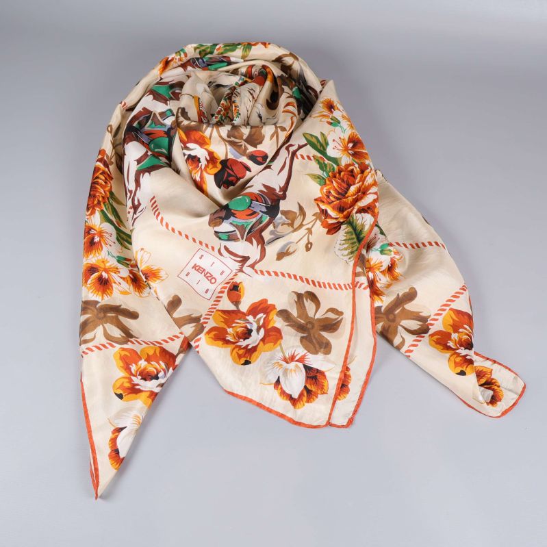 Blommig scarf vikt till triangelform 