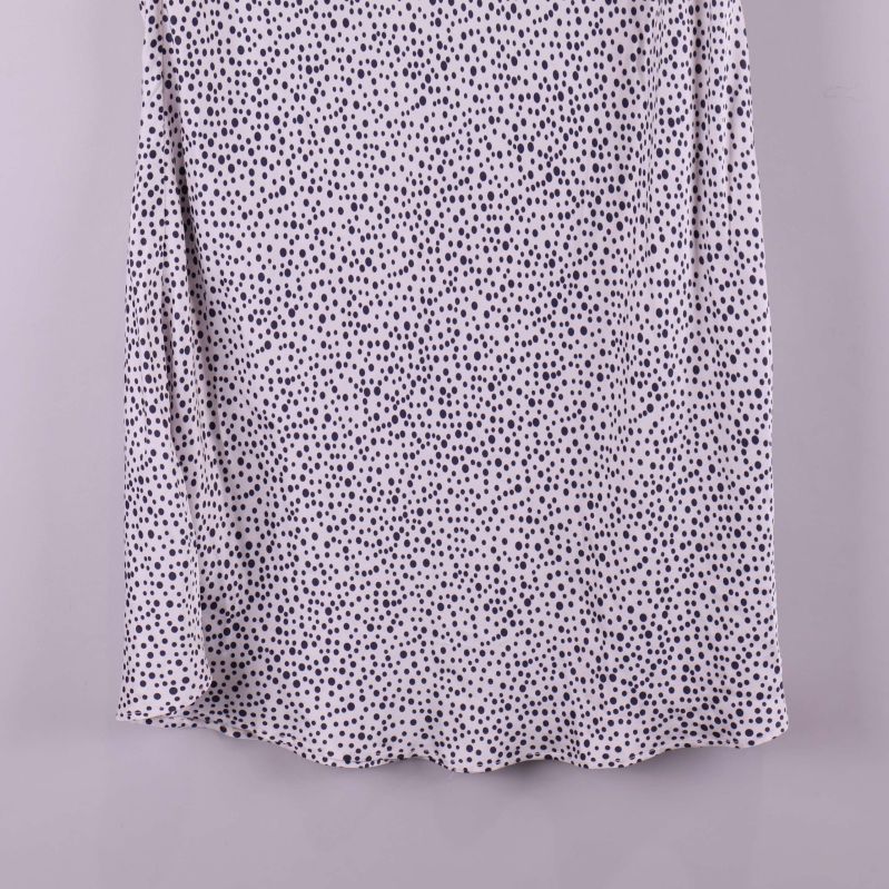 Nedre del av kjolen med prickigt svartvit mönster