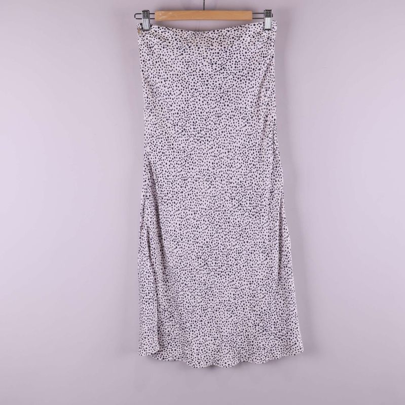 Baksidan av vit midi-kjol med prickigt mönster