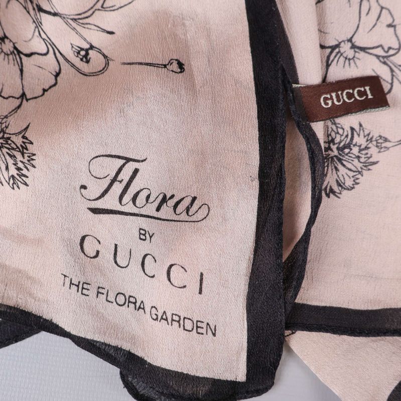 Närbild av Flora by Gucci-tryck och vävd etikett