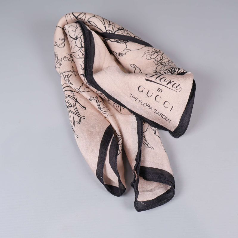 Hopvikt beige scarves med Flora by Gucci-tryck synligt