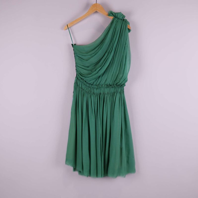 Baksidan av grön draperad klänning 