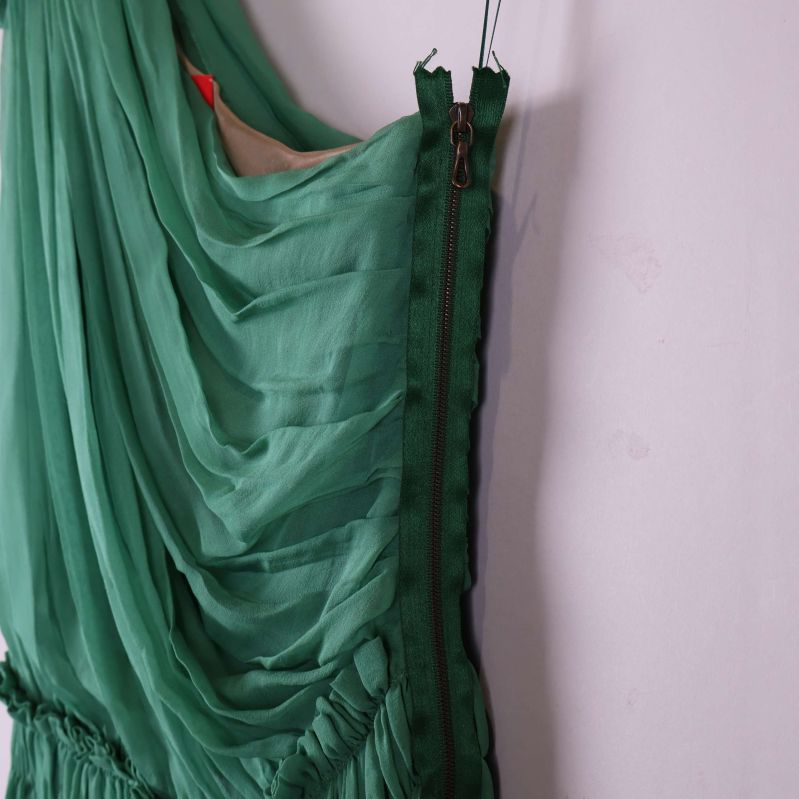 Dragkedja på klänningens sida