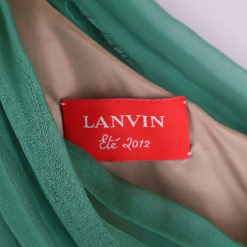 Närbild på röd Lanvin etikett i klänningen
