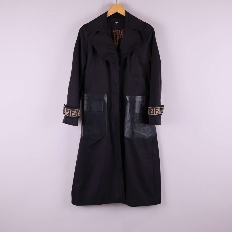 Lång svart kappa med stora skinndetaljer framtill och mönstrat foder