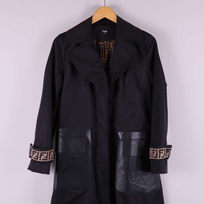 Svart kappa med uppvikta muddar som visar Fendi-mönster och skinndetaljer
