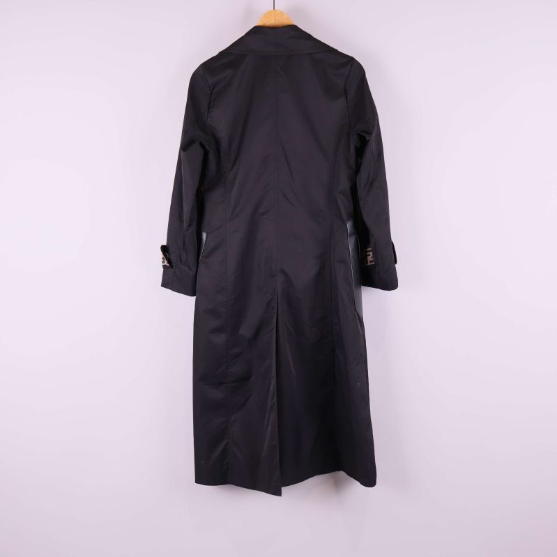 Baksidan av svart kappa med enkel design och lång passform