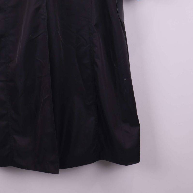 Nedre bakkant av svart kappa med slits och enkel design