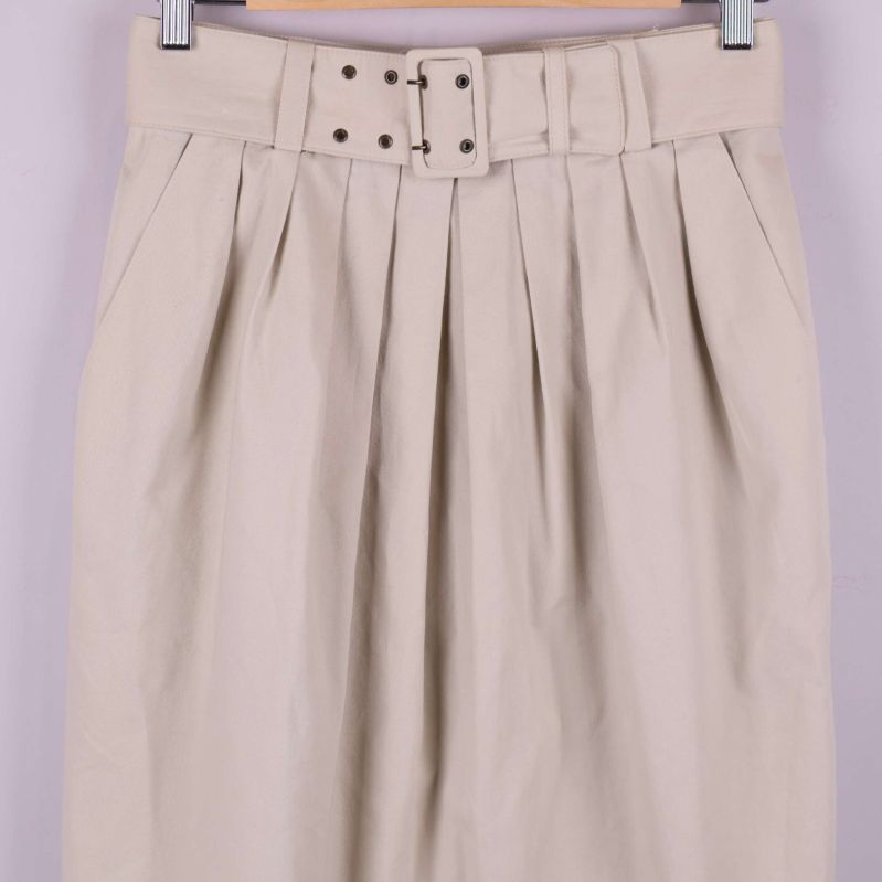 Detalj på brett bälte med metallspänne och veck