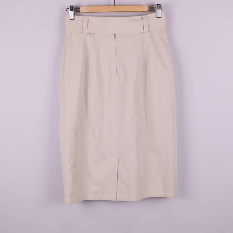 Baksidan på beige pennkjol med slits