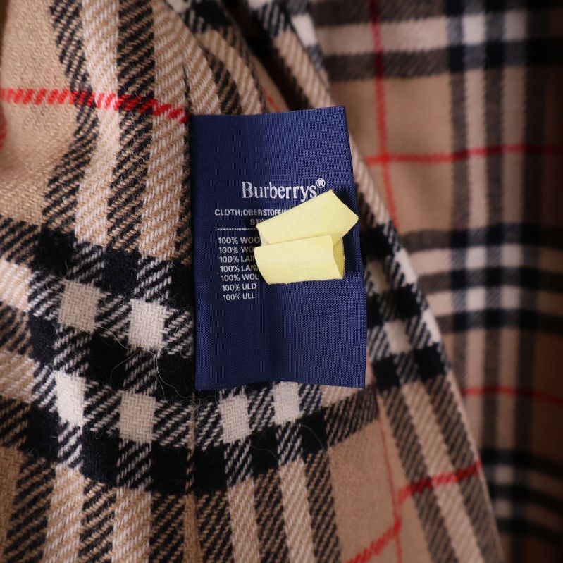 Materiallapp på rutigt innerfoder med Burberrys logotyp