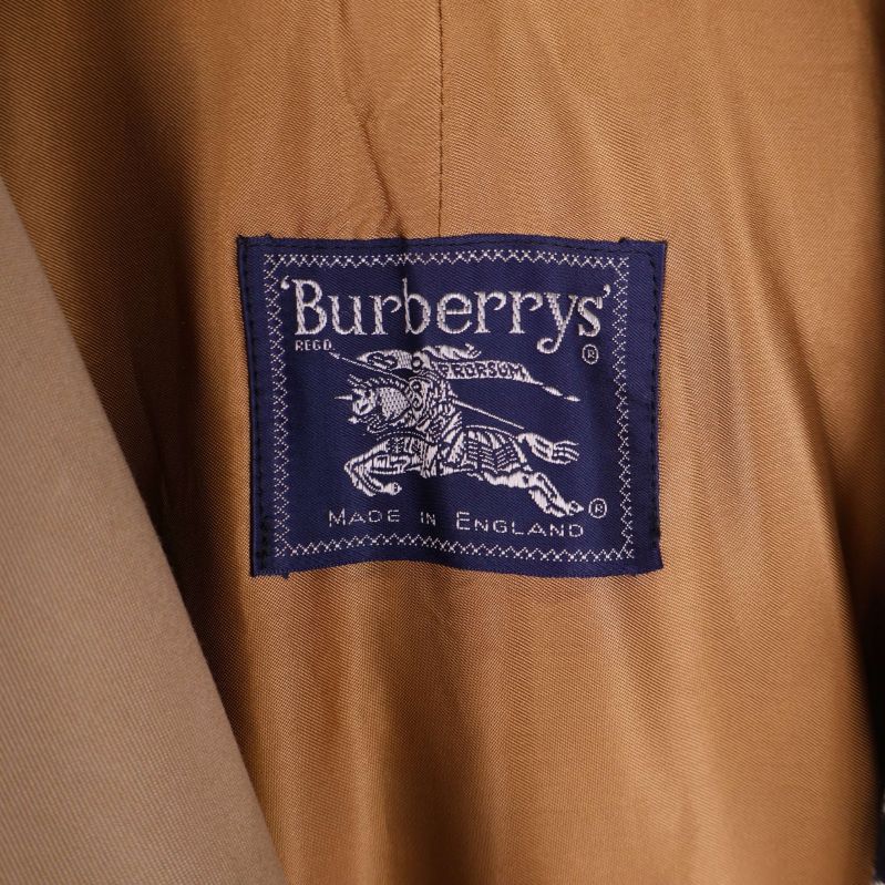 Närbild av Burberrys etikett på insidan av kappan