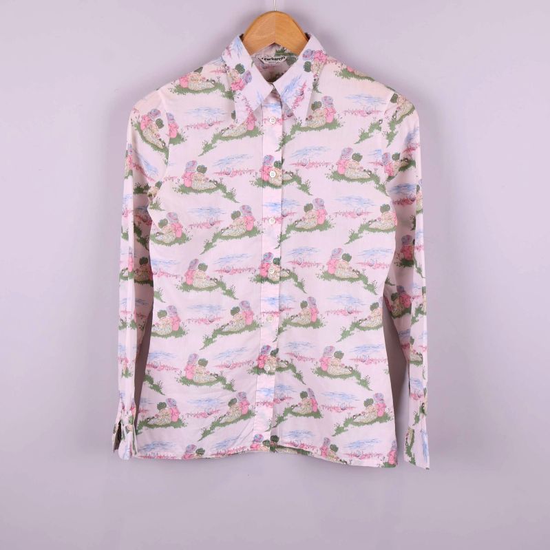 Framifrån av skjorta med pastellmönster 