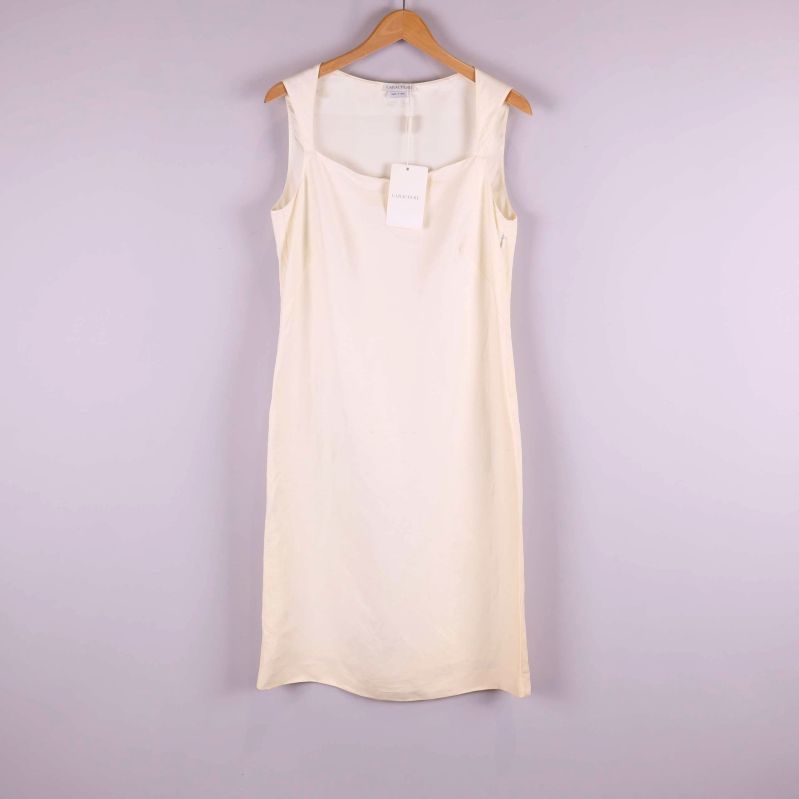 Vit ärmlös klänning framifrån 