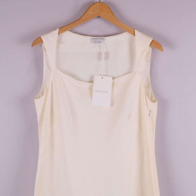 Övre delen av klänning med fyrkantig ringning