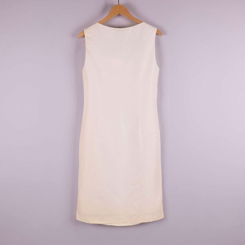 Vit ärmlös klänning bakifrån 