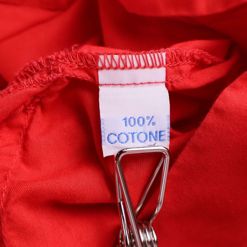 Materiallapp med texten 100% cotone på insidan av skjortan