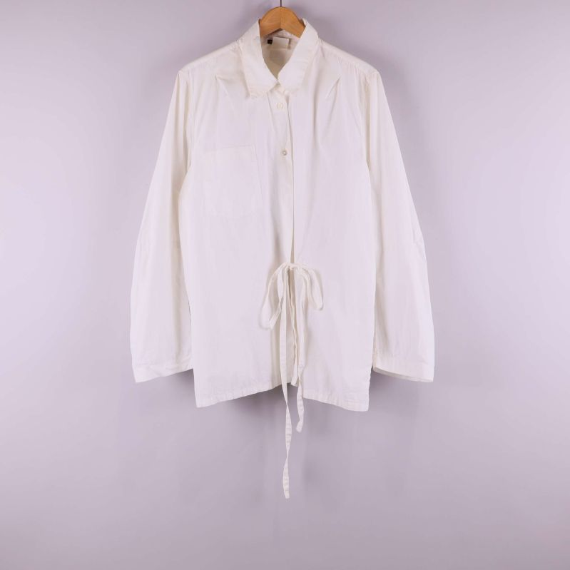 Vit skjorta med knytskärp 