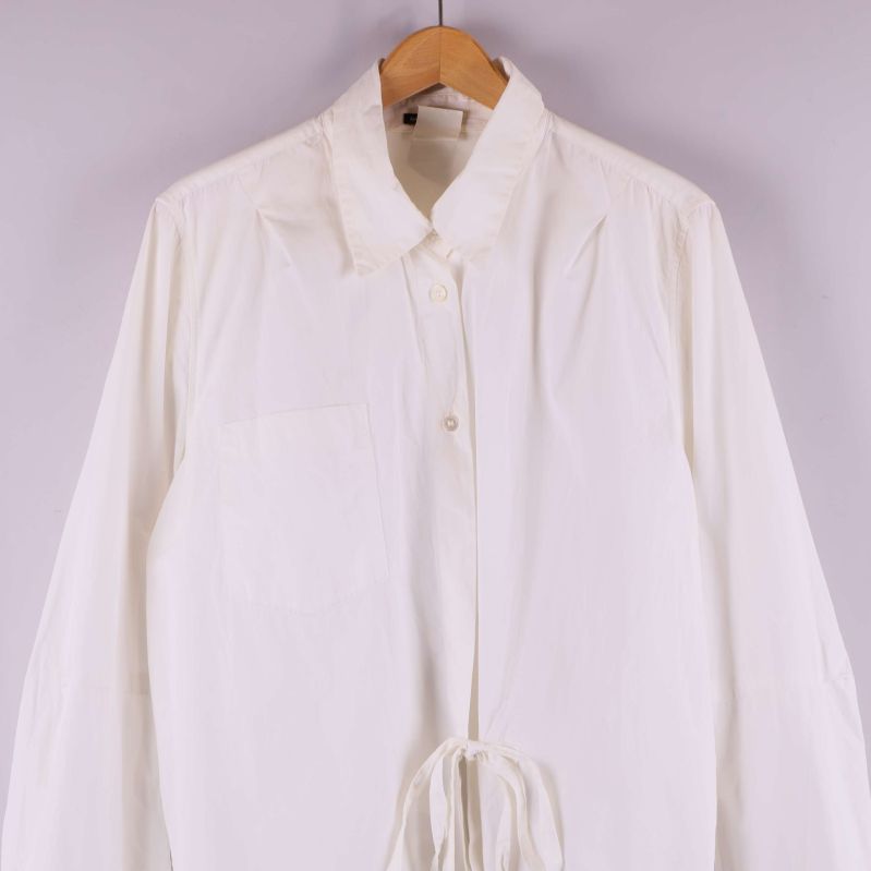 Framsida av vit skjorta med bröstficka och knytband