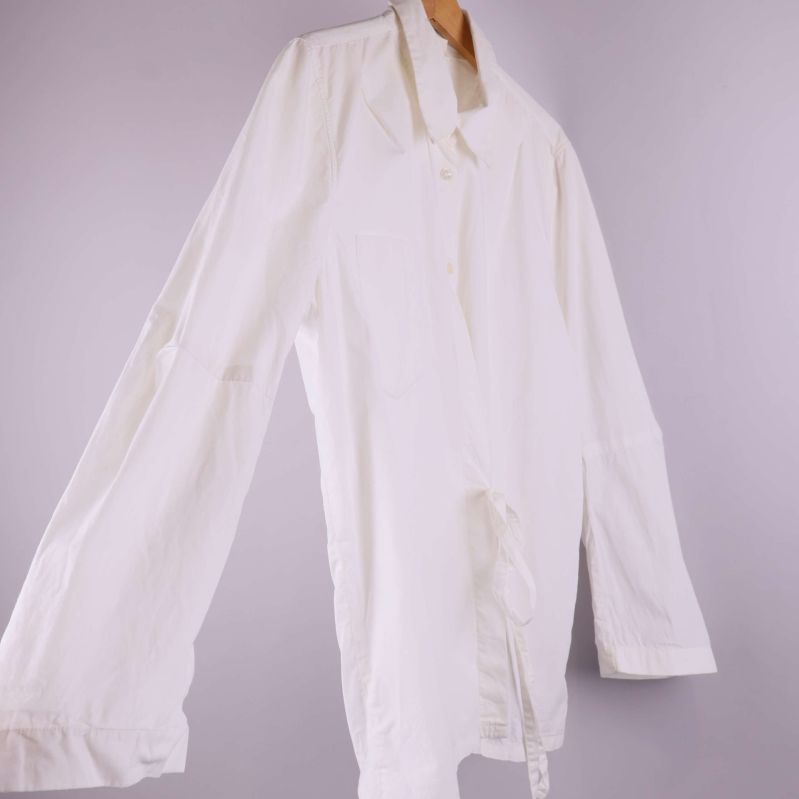 Vit skjorta sedd från sidan med långa ärmar