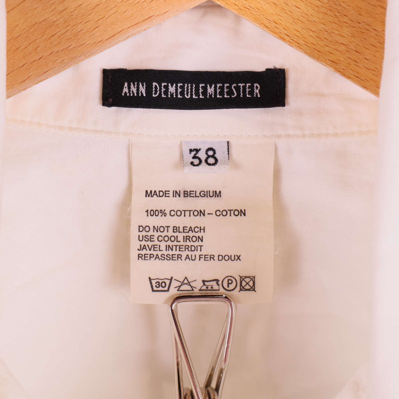 Närbild på etikett med Ann Demeulemeester och materialinfo