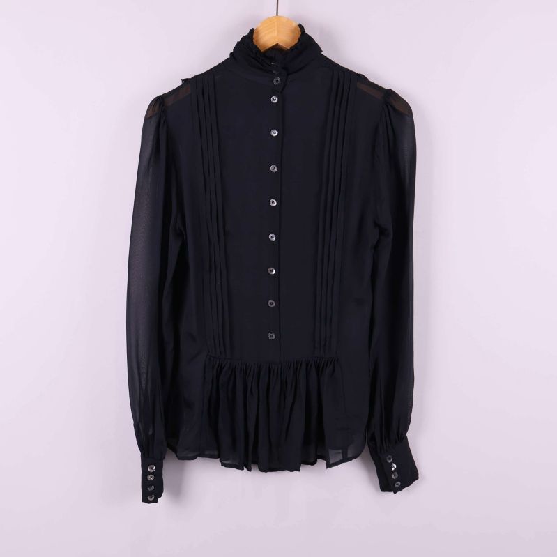 Svart blus med knappar framtill och volangkant nertill