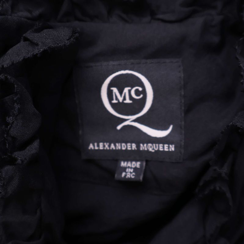 Svart etikett med McQ Alexander McQueen-logga på insidan av blus