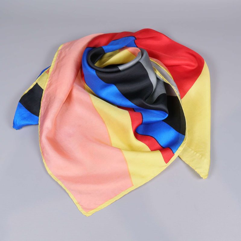 Färgglad scarf med vågig mönster lagd ut