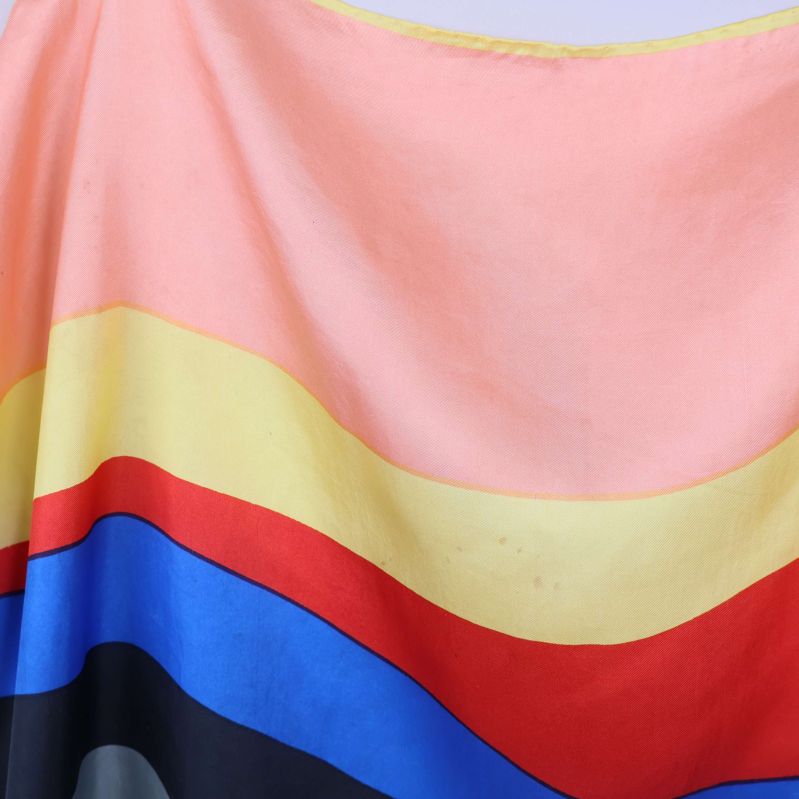 Närbild på färgblock i rosa, gul och röd med små fläckar