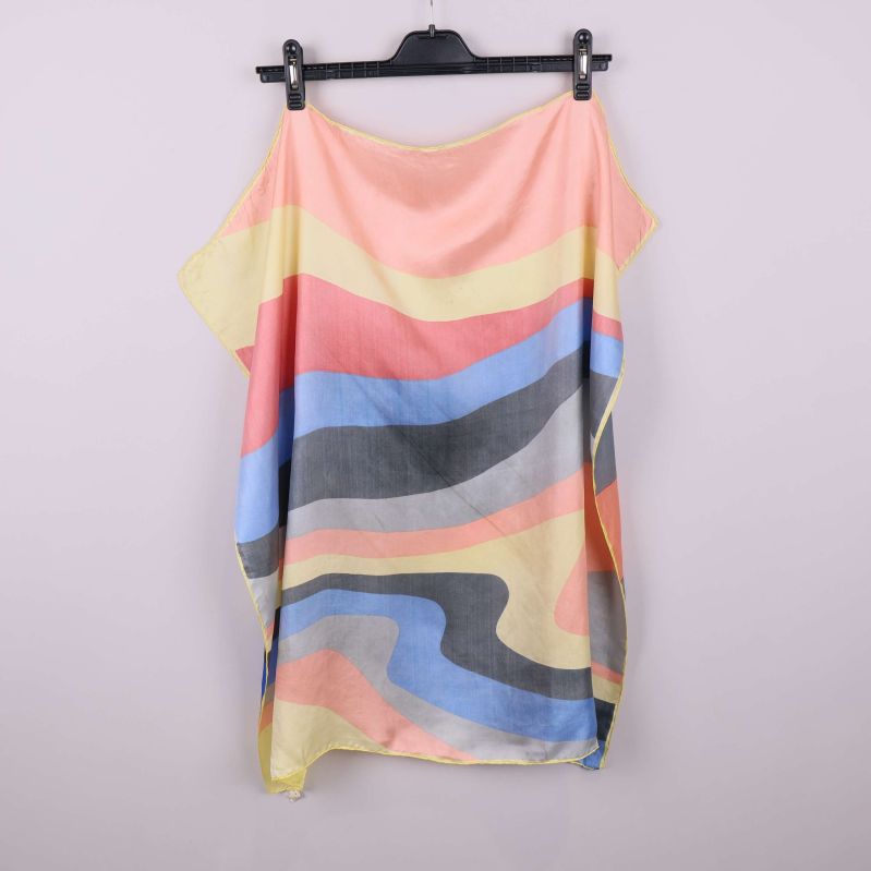 Scarf i färgglada toner upphängd på galge baksida