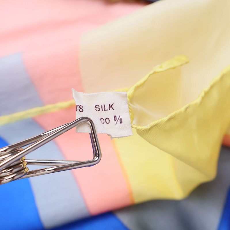 Materialetikett som visar 100% silke