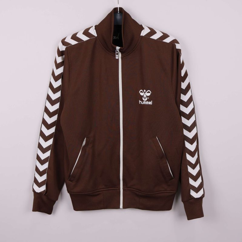 Brun track jacket med vita chevrondetaljer på ärmarna framifrån