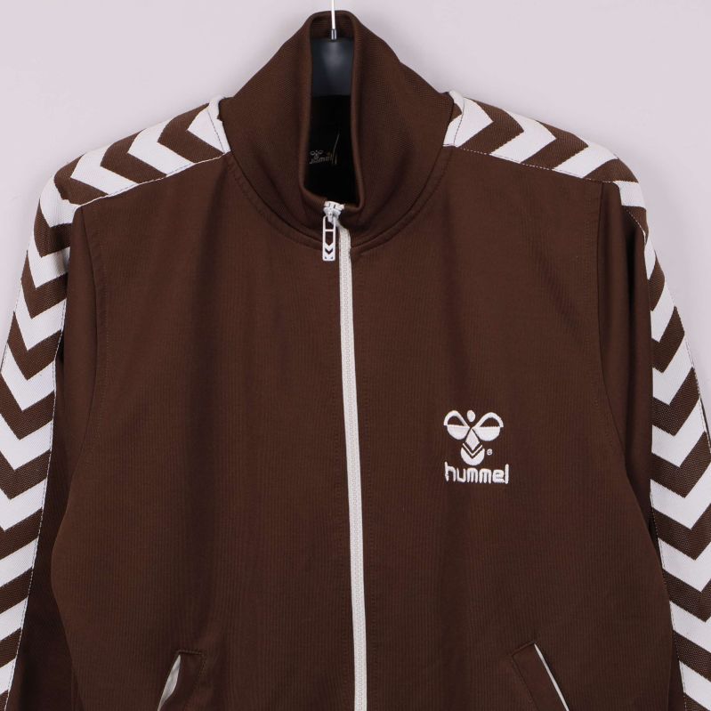 Närbild på krage och axeldetaljer med hummel-logo