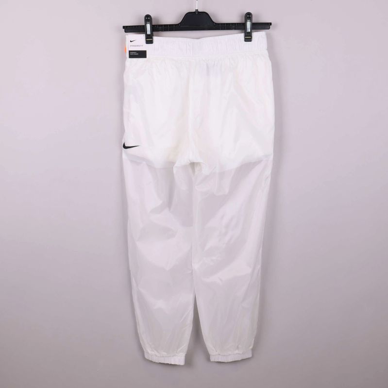 Vita byxor med resår bakifrån och svart logotyp