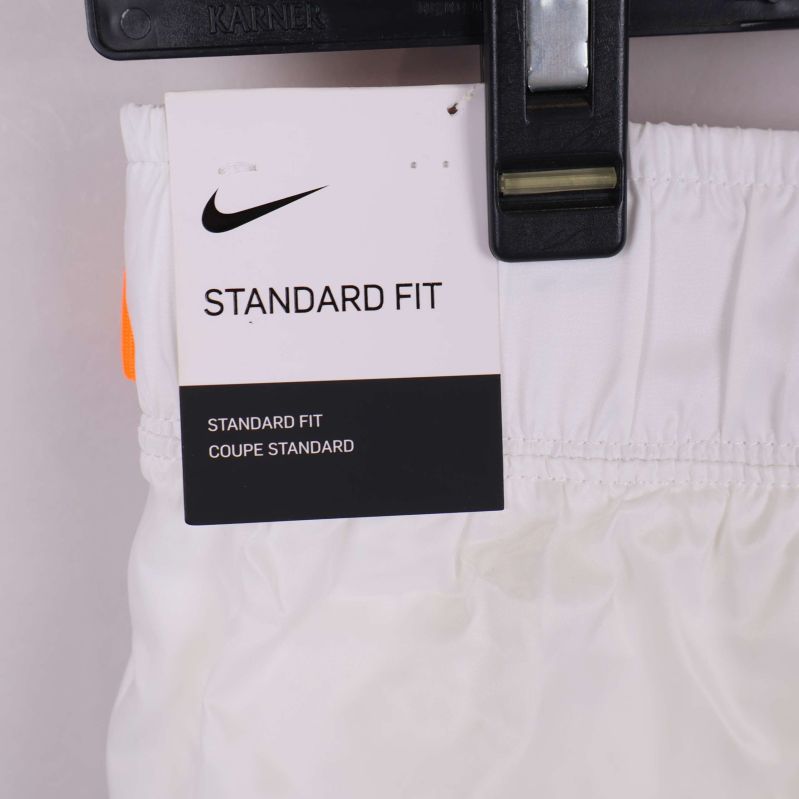 Närbild på etikett med Nike logga och standard fit